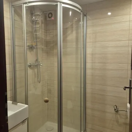 Maly Przy Lotnisku Rum i privatbostad Poznań